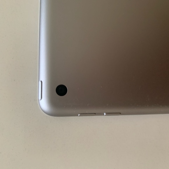 Apple iPad 6th generation, 32 gig, Wi-Fi only, Unlocked - Picture 3 of 5